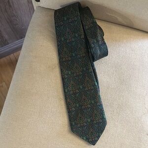 Smithsonian Institution Men's Silk Evergreen Tie Green Red